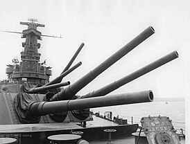 Носовые трёхорудийные башни 406-мм орудий линкора «Саут Дакота»