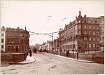 Foto av Västra Hamngatan med Kämpebron i förgrunden. Huset syns till höger. Foto från 1905 av Axel Hartman.