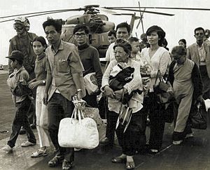 vietnam - Guerra de Vietnam: Caida de Saigon 300px-Vietnamese_refugees_on_US_carrier,_Operation_Frequent_Wind