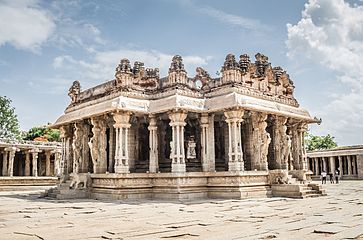 Mandapa ouvert, piliers composites, temple de Krishna, 1515. Vithalapura, Hampi[34]