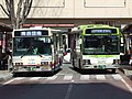 山梨交通（右）と、かつて乗り入れていた山梨貸切自動車（左）の路線バス