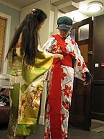 Tying a hanhaba obi around a yukata