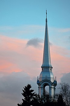 Le clocher de l'église du village de Pointe-au-Pic au coucher du soleil. Ce village fait maintenant partie de la ville de La Malbaie dans la province de Québec (Canada). (définition réelle 2 045 × 3 085)