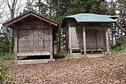 左边是神舆库，右边是岩户神社