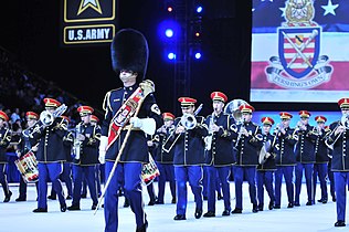 Ärmmärke samt U.S. Army Ceremonial Band under marsch med tamburmajor främst, 2009.