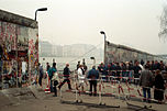 Der Potsdamer Platz nach der Öffnung der Berliner Mauer im November 1989