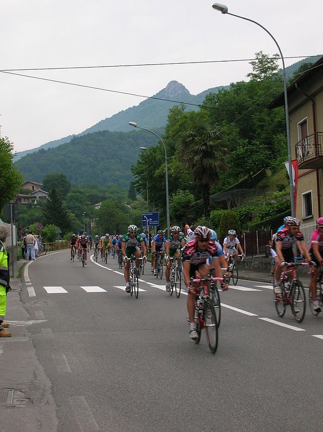 Denna dag för 115 år sedan anordnas det klassiska cykelloppet Giro d’Italia för första gången. Bilden visar tävlande i 2006 års upplaga av loppet vid Asso i norra Italien.
