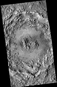 背景相機顯示的奧基隕擊坑廣角視圖