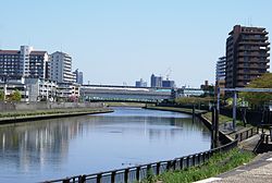 從小豆澤公園河岸廣場遠眺新河岸川與東北新幹線列車