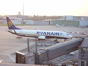 A Boeing 737 of Ryan Air at the airport of Bre...