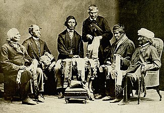 Вожди Шести Наций в Брантфорде, Канада, объясняют Горацио Хейлу свои пояса из вампума 14 сентября 1871 года.