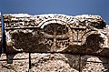 Le claveau central de l'archivolte, avec une croix grecque.