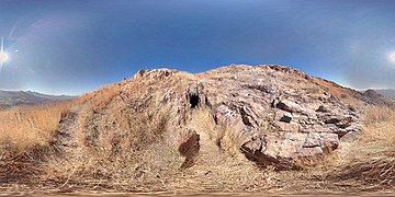 Foto panorámica de la Cueva y ojo de agua en la ladera sur del Cerro.