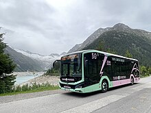 E-Bus von Christophorus vor dem Schlegeisspeicher
