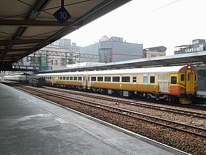 擔任基隆黃色小鴨加班車，停在樹林站的EMU100型電動列車