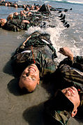 第1段階 「波の拷問」に耐える志願者。画像右が名誉勲章を受け取ったマイケル・モンスーア。