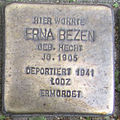 Erna Bezen vor dem Winterhuder Weg 86