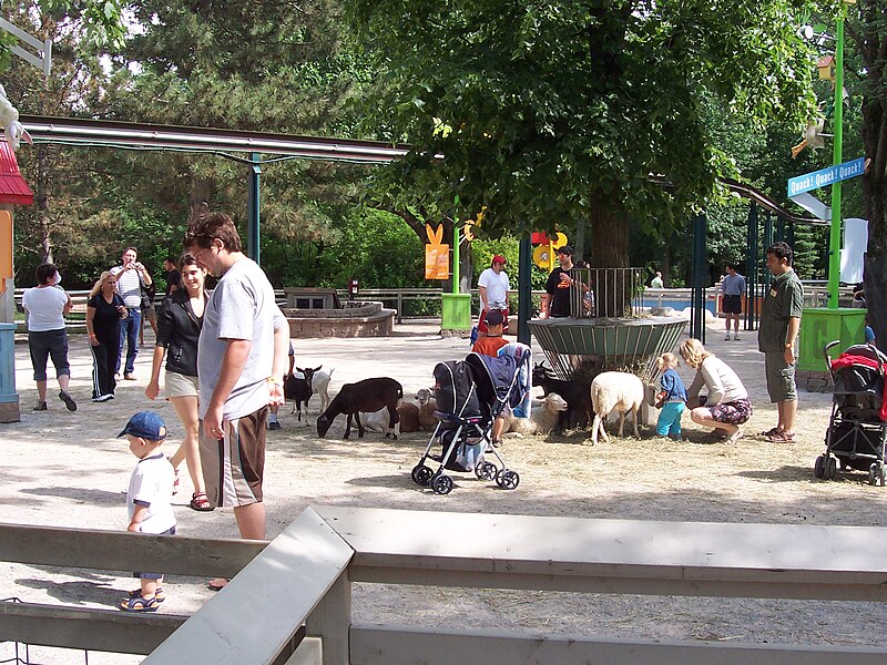 Fichier:Ferme zoo granby 2006-07.JPG