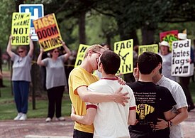 Sinh viên đồng tính đang hôn nhau ngay trước những người phản đối đồng tính (tháng 5 năm 2000)