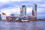 Kran, lastad på en tvillingpråm framför Kop van Zuid i Rotterdams hamn