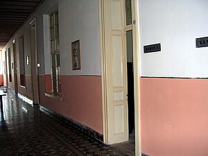 English: Corridor connecting classrooms at the...