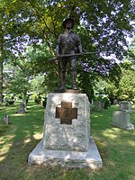 Путешественник на кладбище Дубовой рощи в Медфорде, штат Массачусетс, США.