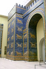 Reconstrucción de la Puerta de Ishtar (Babilonia, 575 a. C.) en el Museo de Pérgamo (Berlín).