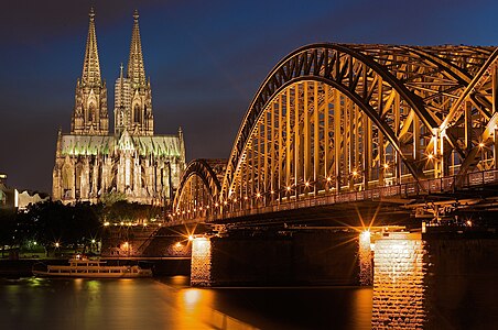 Katedral Köln dan jembatan Hohenzollern, Jerman.