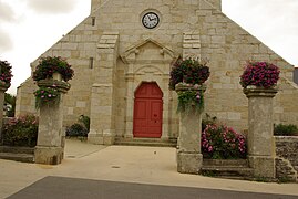 Combrit : la façade de l'église Saint-Tugdual, la porte d'entrée principale