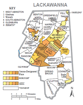 Политическая карта округа Лакаванна, штат Пенсильвания, с обозначенными поселками, районами, городами и местами, определенными переписью. Поселки окрашены в белый цвет, а районы, города и CDP окрашены в различные оттенки оранжевого.