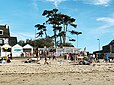 Des vacanciers sur la plage de Saint-Sieu à Lancieux, au niveau de la saladerie.