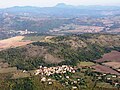 Vue d'avion vers le nord : le puy de Lavelle au premier plan - en fond le puy de Dôme. Le puy de Lavelle est en lisière du parc des Volcans d'Auvergne. C'est un superbe point d'observation à 360°.