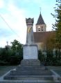 Il monumento ai caduti, davanti alla chiesa