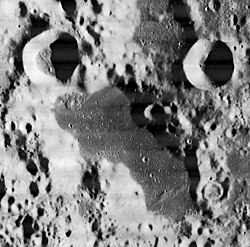 מכתש ליוביל (בצד ימין) וסביבתו על פני הירח, בצד שמאל נמצא מכתש רספיג'י