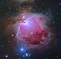 Amateurastronomische, nachbearbeitete Aufnahme des Orionnebels mit einem größeren Fernrohr mit 30 Zentimeter Teleskopöffnung.