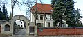 Villa mit Einfriedung (Mauer, Torbogen, Tor) und Gartenhaus (mit Remise)