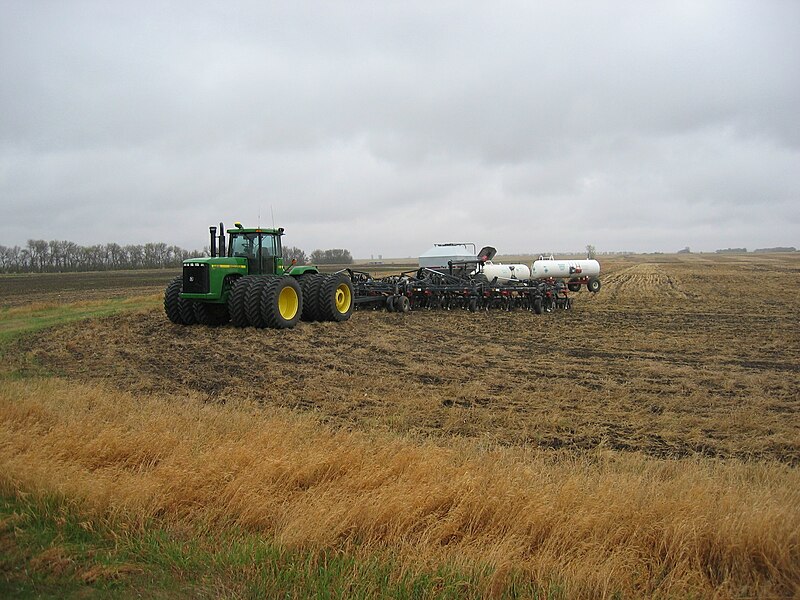 800px-Modern_John_Deere_Tractor_IMG_0401.JPG