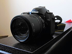 Nikon D70s с объективом Nikon 18-105.