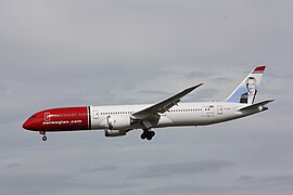 Britiskregistrert Norwegian Air UK-maskin med Victor Borge på halen.