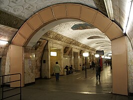 Гермозатвор на станции «Новокузнецкая» Московского метрополитена в открытом состоянии