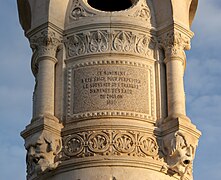 Inscription CE MONUMENT / A ÉTÉ ÉRIGÉ POUR PERPÉTUER / LE SOUVENIR DES TRAVAUX / D'AMENÉE DES EAUX / DU TOULON / 1890, sur un côté du piédestal de la statue, fontaine de la place Plumancy.