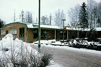 Hovsta centrum med postkontor och livsmedelsbutik (1986).