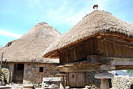 Hórreo de tipo asturiano y palloza en Piornedo.