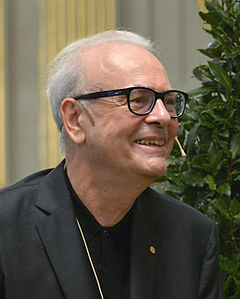 Patrick Modiano i Börshuset i Stockholm under Svenska Akademiens presskonferens den 6 december 2014.