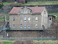 Wohnhaus mit Stützmauern und Treppen