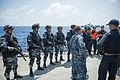 מלחים מהצי האמריקני משוחחים עם מלחים של הצי הסיני מהמשחתת שיאן לאחר תרגיל באוקיינוס השקט 2016