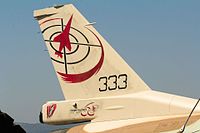 飛行隊創設60周年を記念してF-16Cの垂直尾翼に描かれたマーキング（2013年）