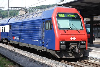 Однокабинный электровоз Re 450 железных дорог Швейцарии с багажным отделением и межвагонным переходом в конце, используемый только в составе поездов DPZ и во многом унифицированный с их вагонами