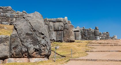 Vista de uma série de esquinas das muralhas de Sacsayhuaman, uma cidadela situada ao norte da cidade de Cusco, capital histórica do antigo Império Inca, Peru. (definição 7 951 × 4 306)