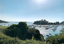 Le port du Bechet à Saint-Briac-sur-Mer en Ille-et-Vilaine avec la presqu’île du château du Nessay.